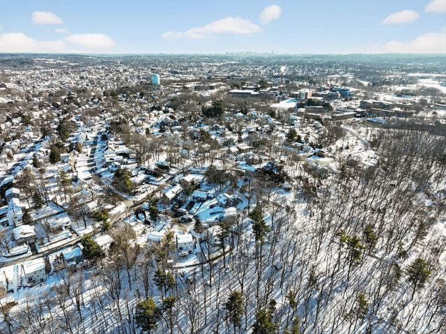 15 Flagg Cir, Waltham, MA 02453