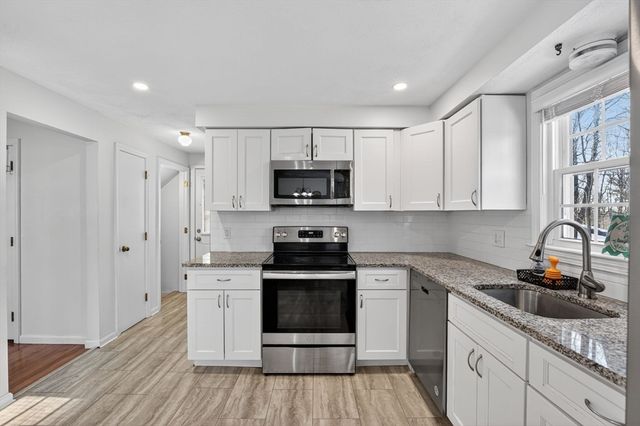 15 Flagg Cir, Waltham, MA 02453