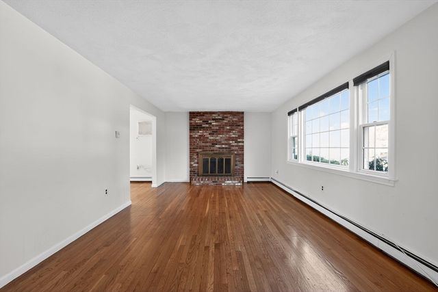 15 Flagg Cir, Waltham, MA 02453