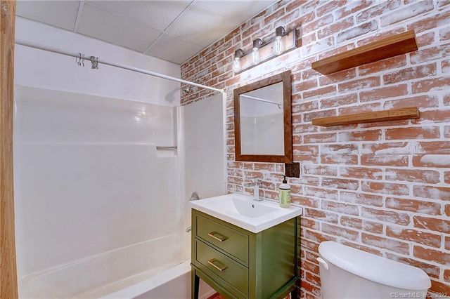 222 Williams Street East 108, Glastonbury, CT 06033