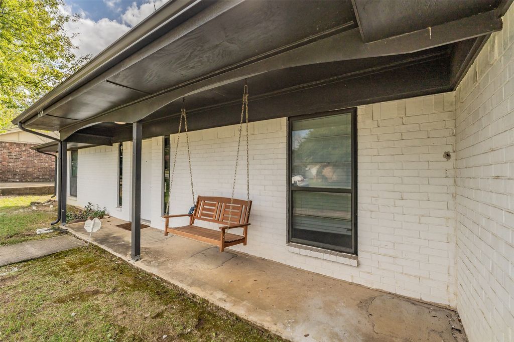 6704 Greenacres Drive, North Richland Hills, TX 76182 — photo 3
