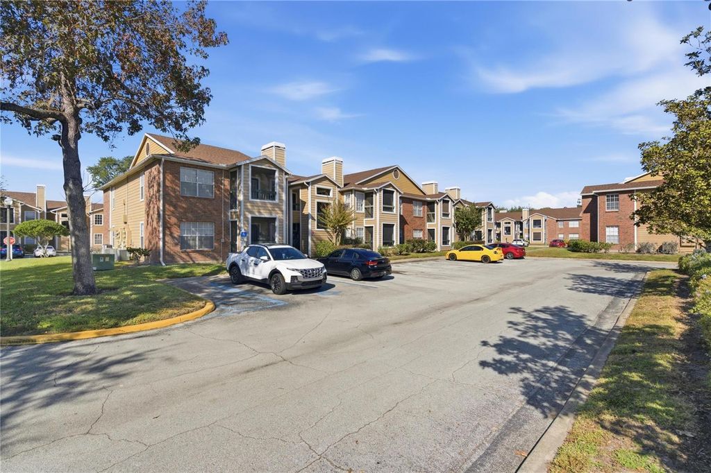 Image 2 of property listing at 4401 THORNBRIAR LANE 106, Orlando, FL 32822