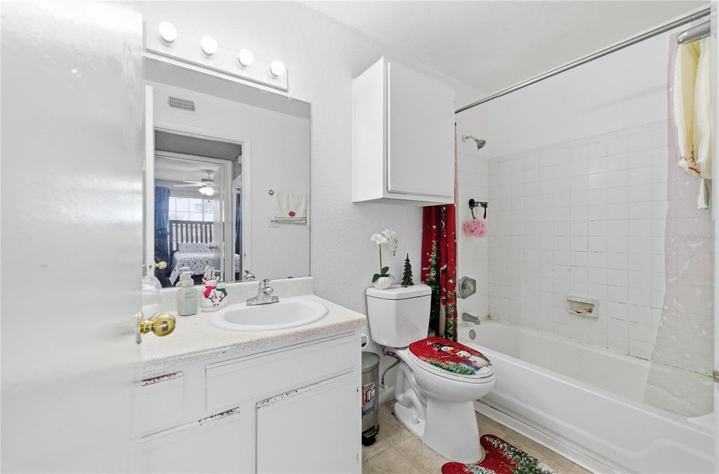 Image 14 of property listing at 4401 THORNBRIAR LANE 106, Orlando, FL 32822