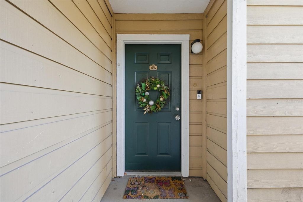 Image 8 of property listing at 4401 THORNBRIAR LANE 106, Orlando, FL 32822