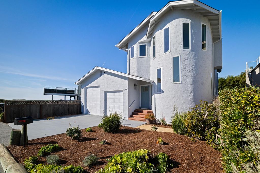 211 Washington Boulevard, Half Moon Bay, CA 94019