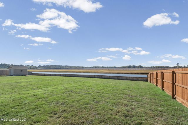 9205 S Lakeside Circle, Walls, MS 38680