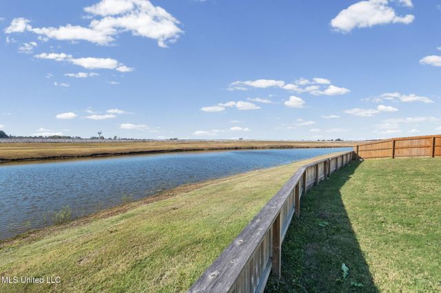 9205 S Lakeside Circle, Walls, MS 38680