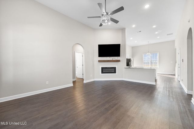 9205 S Lakeside Circle, Walls, MS 38680