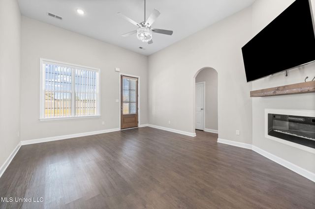 9205 S Lakeside Circle, Walls, MS 38680