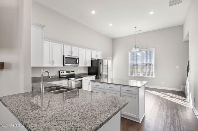 9205 S Lakeside Circle, Walls, MS 38680