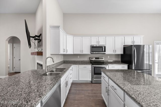 9205 S Lakeside Circle, Walls, MS 38680