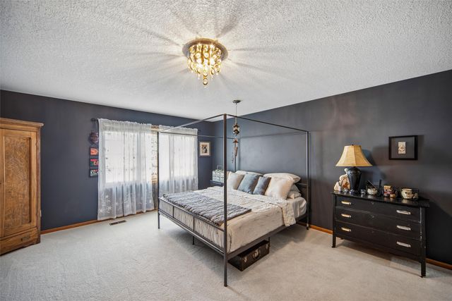 8111 Wellington Boulevard, Johnston, IA 50131