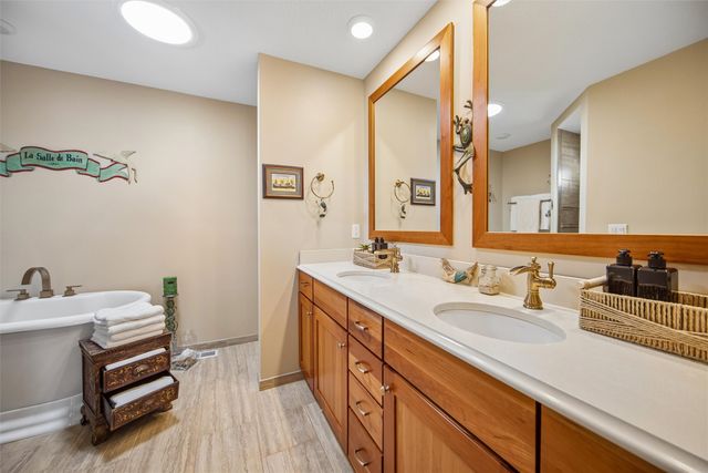 8111 Wellington Boulevard, Johnston, IA 50131