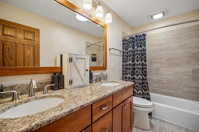 8111 Wellington Boulevard, Johnston, IA 50131