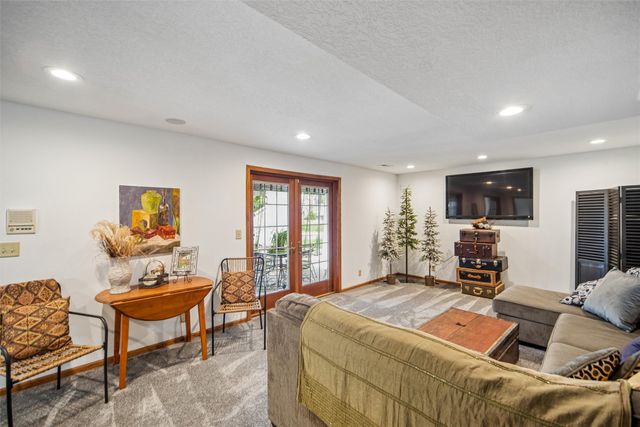 8111 Wellington Boulevard, Johnston, IA 50131