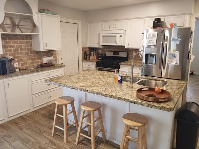 2 E White Willow Circle, The Woodlands, TX 77381