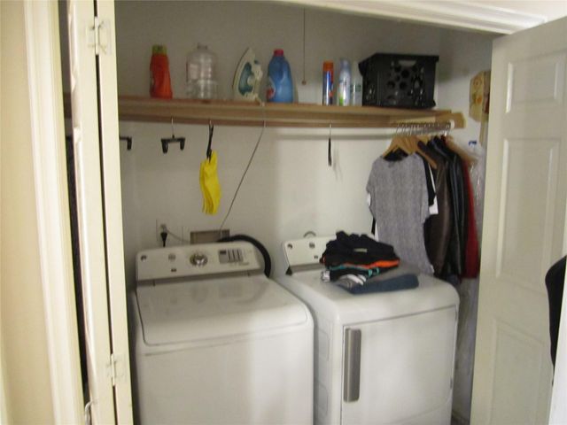 2 E White Willow Circle, The Woodlands, TX 77381