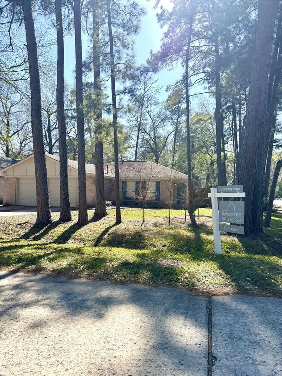 2 E White Willow Circle, The Woodlands, TX 77381