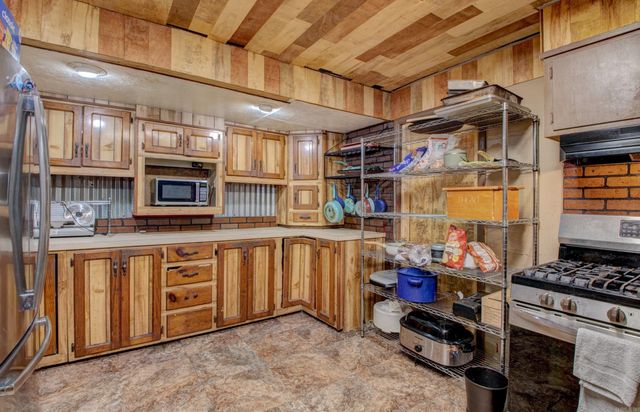 6900 Cherokee Ln, White Hall, AR 71602