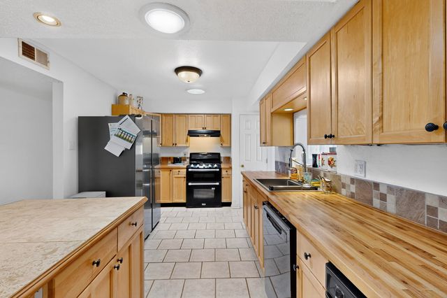 855 Foxcroft Loop, Bosque Farms, NM 87068