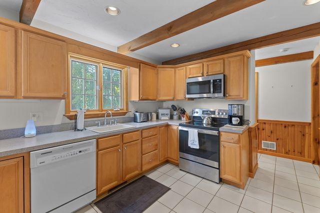 10 Shirley Street, Pepperell, MA 01463