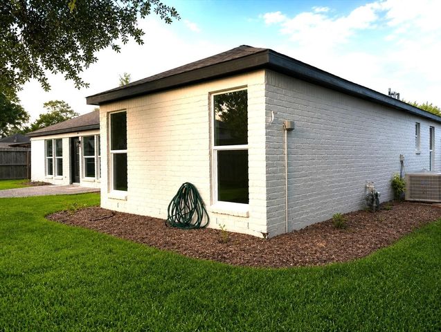 1722 Cherry Bend Drive, Houston, TX 77077