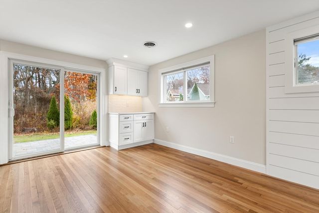 9 Woodside Ln, Burlington, MA 01803