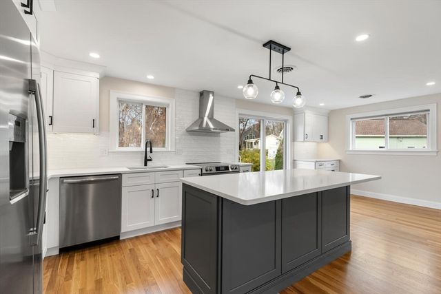 9 Woodside Ln, Burlington, MA 01803