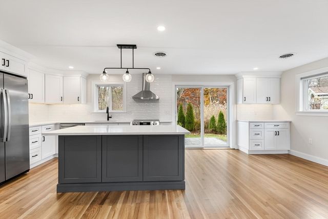 9 Woodside Ln, Burlington, MA 01803