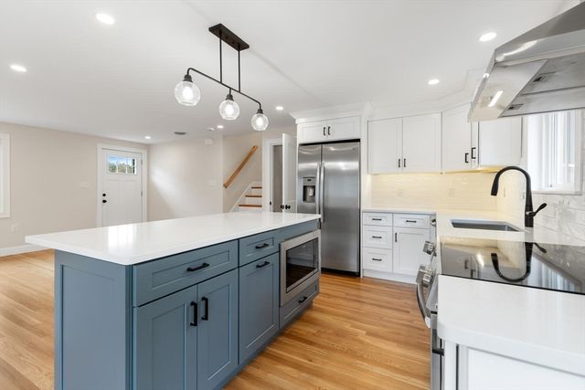 9 Woodside Ln, Burlington, MA 01803