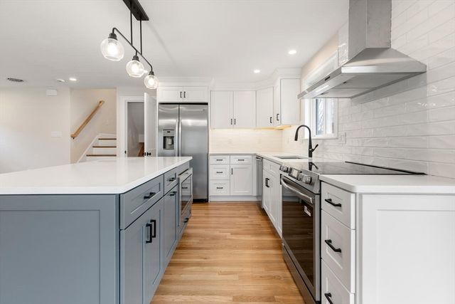 9 Woodside Ln, Burlington, MA 01803