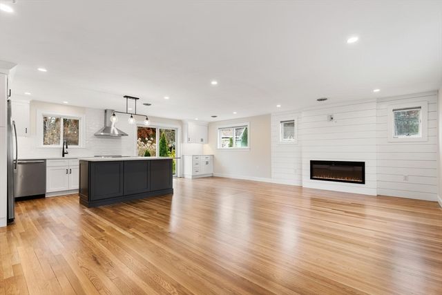 9 Woodside Ln, Burlington, MA 01803