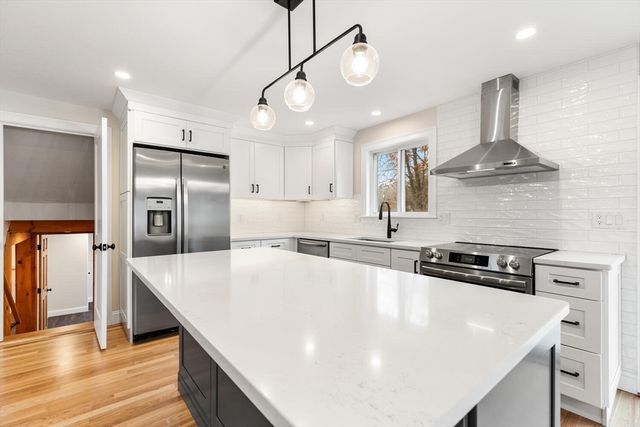 9 Woodside Ln, Burlington, MA 01803