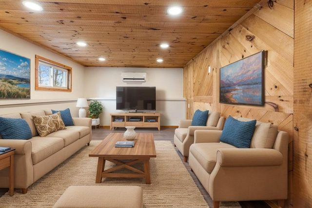 9 Woodside Ln, Burlington, MA 01803