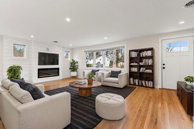 9 Woodside Ln, Burlington, MA 01803