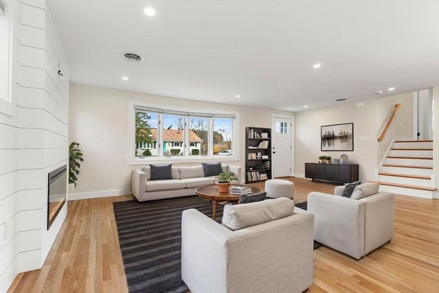 9 Woodside Ln, Burlington, MA 01803