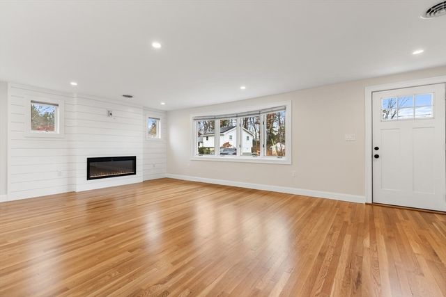 9 Woodside Ln, Burlington, MA 01803