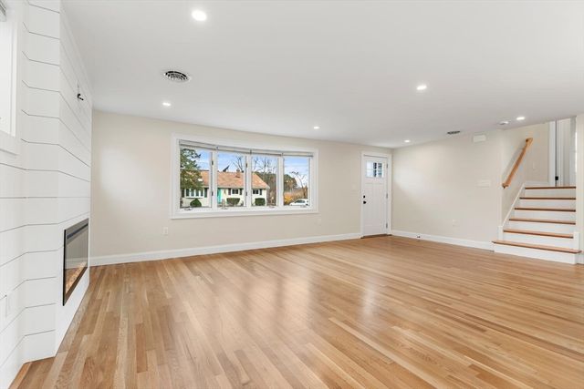 9 Woodside Ln, Burlington, MA 01803