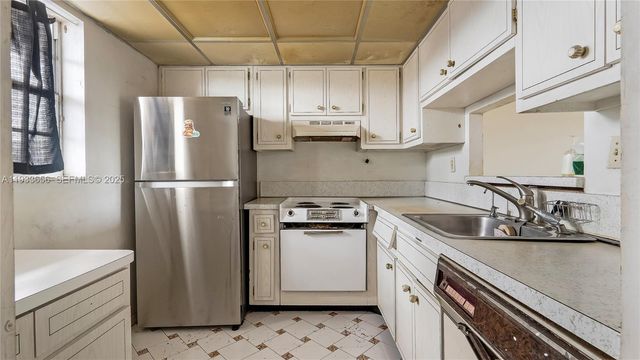 5021 W Oakland Park Blvd 312, Lauderdale Lakes, FL 33313