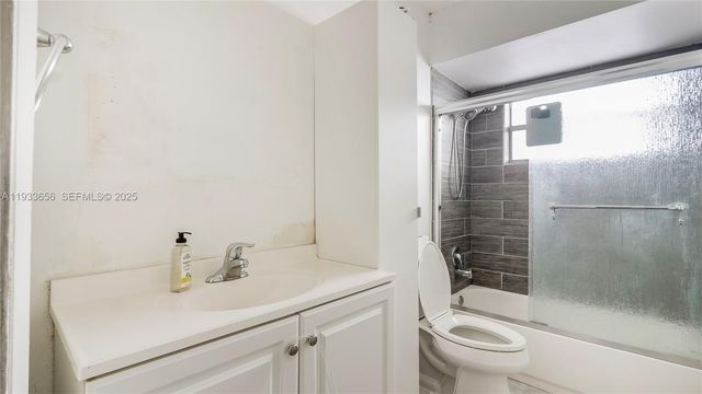 5021 W Oakland Park Blvd 312, Lauderdale Lakes, FL 33313