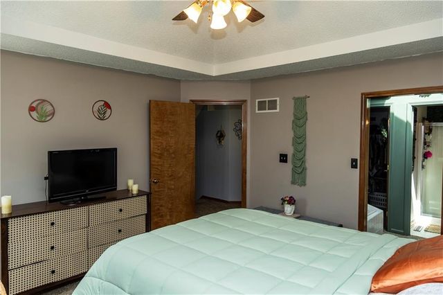 3220 S Bryn Mawr Drive, Independence, MO 64057