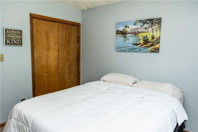 3220 S Bryn Mawr Drive, Independence, MO 64057