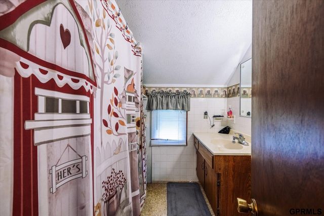 1801 Pinecrest Road, Bellevue, NE 68123