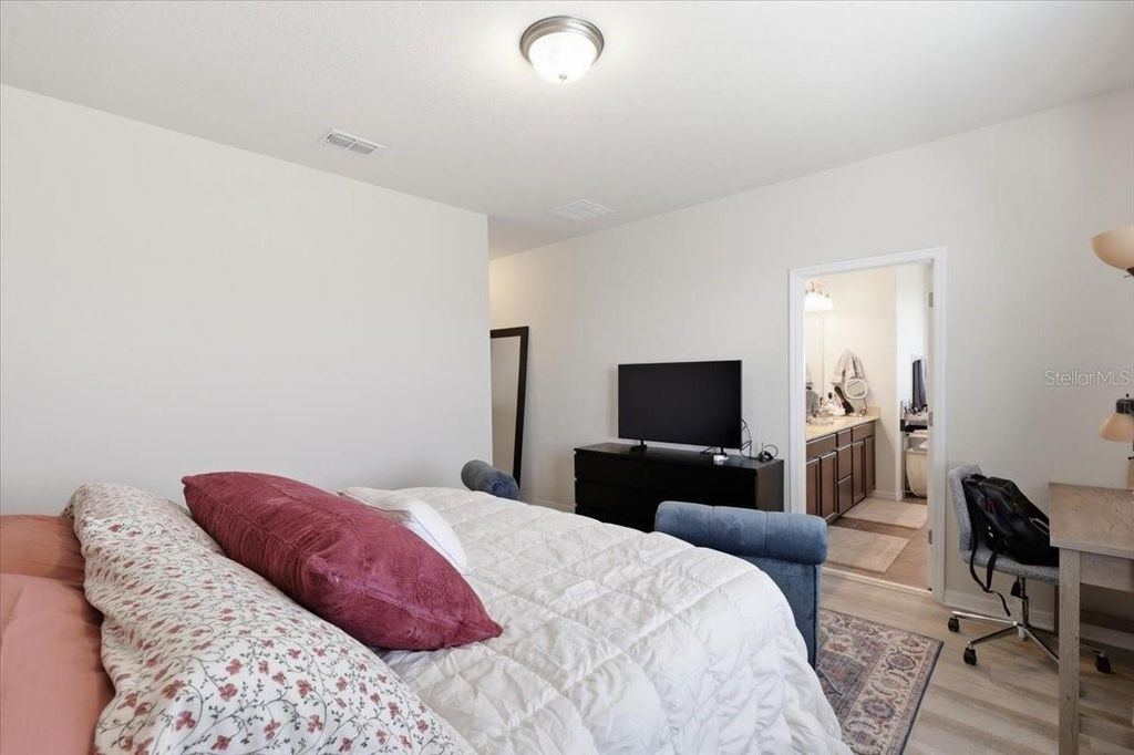 Image 12 of property listing at 4915 SOUTHLAWN AVENUE, Orlando, FL 32811