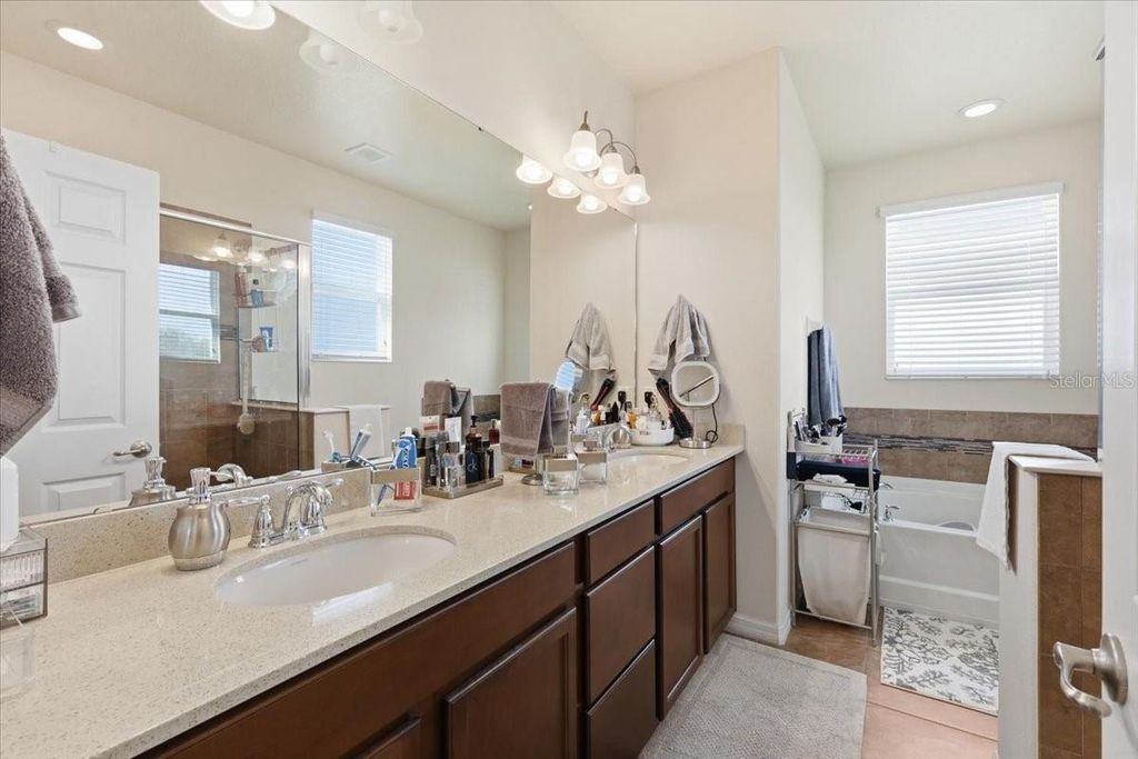 Image 13 of property listing at 4915 SOUTHLAWN AVENUE, Orlando, FL 32811