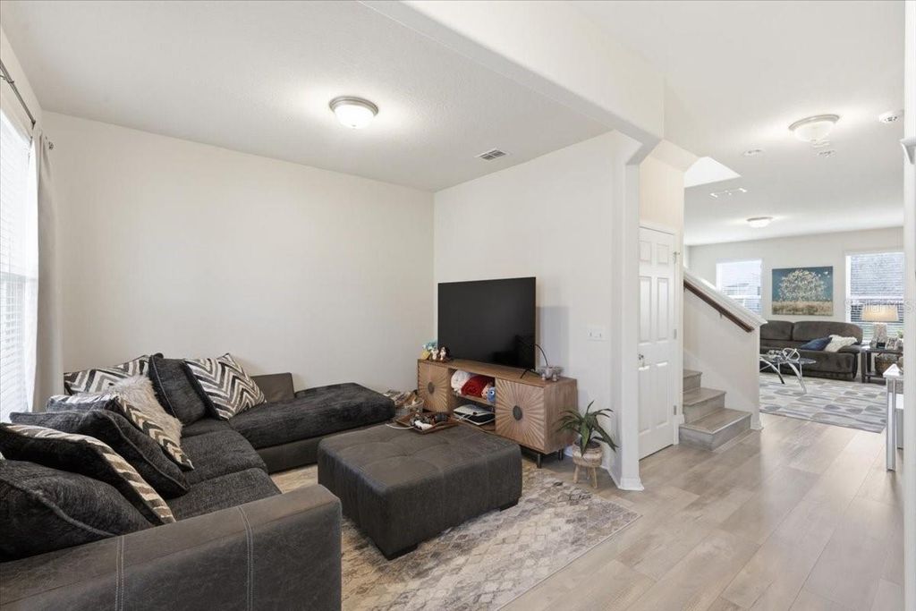 Image 4 of property listing at 4915 SOUTHLAWN AVENUE, Orlando, FL 32811