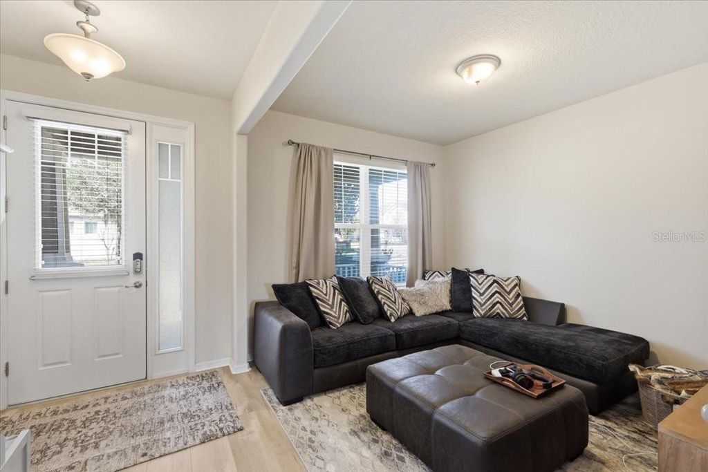 Image 5 of property listing at 4915 SOUTHLAWN AVENUE, Orlando, FL 32811