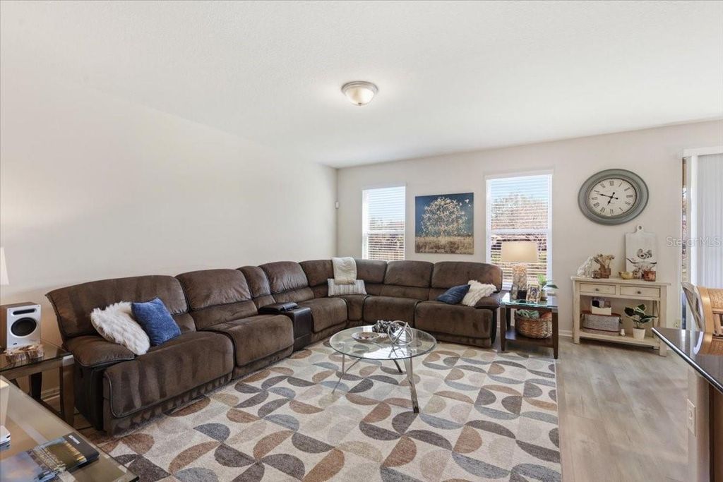 Image 6 of property listing at 4915 SOUTHLAWN AVENUE, Orlando, FL 32811