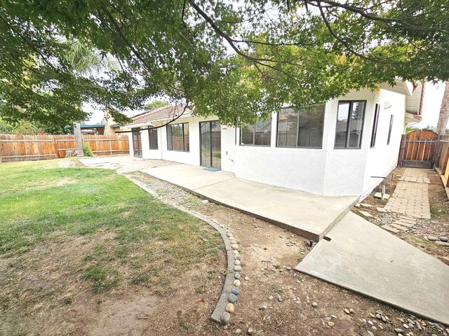 825 N Manzanita Street, Visalia, CA 93292