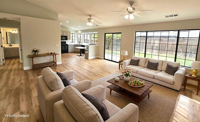 825 N Manzanita Street, Visalia, CA 93292